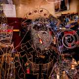 L�artista ci mostra la sua opera di pi� difficile realizzazione: la statua di San Nicola alta due metri, i cui fili di ferro si confondono...